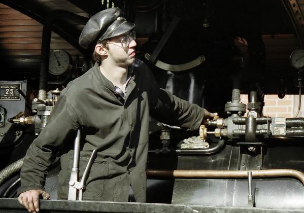 Kastenlok Plettenberg - der Lokführer mit der Hand an der Bremse Kastenlok Plettenberg - der Lokführer mit der Hand an der Bremse