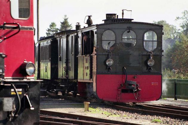 Die Kastendampflok Plettenberg rangiert mit dem Dampfzug in Bruchhausen-Vilsen Die Kastendampflok Plettenberg rangiert mit dem Dampfzug in Bruchhausen-Vilsen