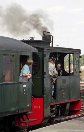Bruchhusen-Vilsen - die Kastenlok Plettenberg setzt sich mit dem Museumszug in Bewegung Bruchhusen-Vilsen - die Kastenlok Plettenberg setzt sich mit dem Museumszug in Bewegung