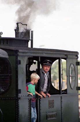 Bruchhusen-Vilsen - die Kastenlok Plettenberg setzt sich mit dem Museumszug in Bewegung Bruchhusen-Vilsen - die Kastenlok Plettenberg setzt sich mit dem Museumszug in Bewegung