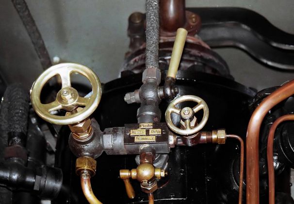 Kastenlok Plettenberg - Stellräder und Ventile auf dem Führerstand Kastenlok Plettenberg - Stellräder und Ventile auf dem Führerstand