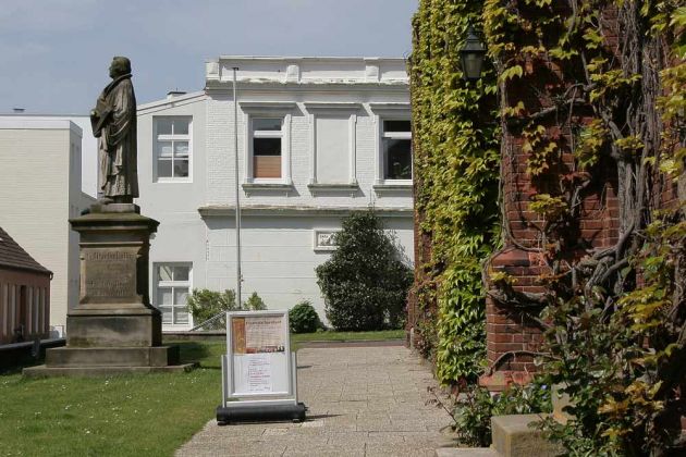 Norderney, das Martin-Luther-Denkmal vor der Inselkirche in der Kirchstrasse Norderney, das Martin-Luther-Denkmal vor der Inselkirche in der Kirchstrasse