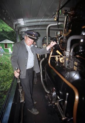Der Lokführer auf der Kastenlok Plettenberg in Aktion Der Lokführer auf der Kastenlok Plettenberg in Aktion
