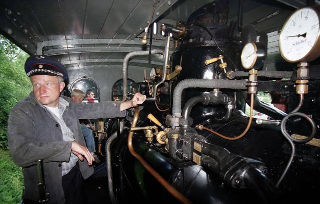 Der Lokführer auf der Kastenlok Plettenberg am Regler Der Lokführer auf der Kastenlok Plettenberg am Regler