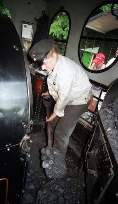 Die fleissige Heizerin auf der Kastenlok Plettenberg Die fleissige Heizerin auf der Kastenlok Plettenberg