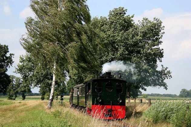 Der Museumszug mit der Kastenlok Plettenberg kurz vor dem Haltepunkt Heiligenberg Der Museumszug mit der Kastenlok Plettenberg kurz vor dem Haltepunkt Heiligenberg