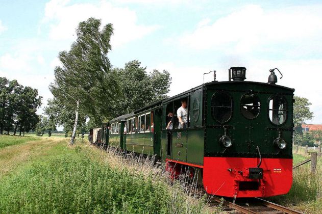 Der Museumszug mit der Kastenlok Plettenberg kurz vor dem Haltepunkt Heiligenberg Der Museumszug mit der Kastenlok Plettenberg kurz vor dem Haltepunkt Heiligenberg