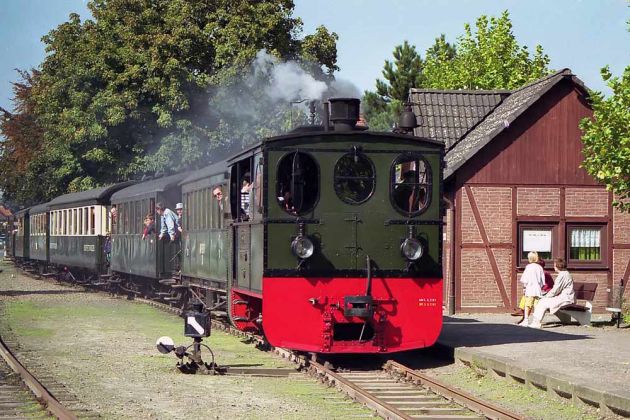Der Museumszug mit der Kastendampflok Plettenberg am Bahnhof Asendorf Der Museumszug mit der Kastendampflok Plettenberg am Bahnhof Asendorf