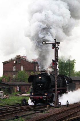 Traditionsbahnbetriebswerk Staßfurt - die schwere Güterzug-Dampflokomotive 44 1486 unter Volldampf Traditionsbahnbetriebswerk Staßfurt - die schwere Güterzug-Dampflokomotive 44 1486 unter Volldampf