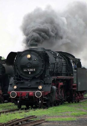 Traditionsbahnbetriebswerk Staßfurt - die schwere Güterzug-Dampflokomotive 44 1486 unter Volldampf Traditionsbahnbetriebswerk Staßfurt - die schwere Güterzug-Dampflokomotive 44 1486 unter Volldampf
