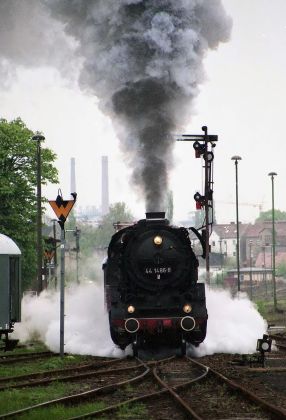 Traditionsbahnbetriebswerk Staßfurt - die schwere Güterzug-Dampflokomotive 44 1486 unter Volldampf Traditionsbahnbetriebswerk Staßfurt - die schwere Güterzug-Dampflokomotive 44 1486 unter Volldampf
