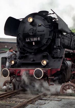 Traditionsbahnbetriebswerk Staßfurt - die Dampflokomotive 44 1486 auf der Drehscheibe Traditionsbahnbetriebswerk Staßfurt - die Dampflokomotive 44 1486 auf der Drehscheibe