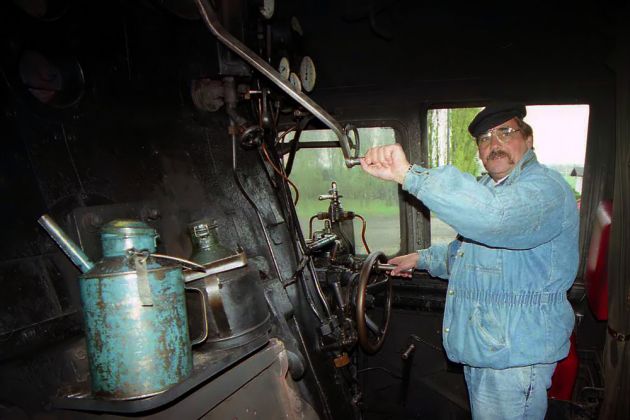 Traditionsbahnbetriebswerk Staßfurt - unser Autor Helmut Möller am Regler der Dampflokomotive 44 1486 Traditionsbahnbetriebswerk Staßfurt - unser Autor Helmut Möller am Regler der Dampflokomotive 44 1486
