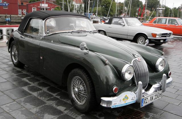 Die Front des Jaguar XK 150 bei echtem ‚Schietwetter‘ während der Prinz-Heinrich-Fahrt 2011 in Eckernförde Die Front des Jaguar XK 150 bei echtem ‚Schietwetter‘ während der Prinz-Heinrich-Fahrt 2011 in Eckernförde