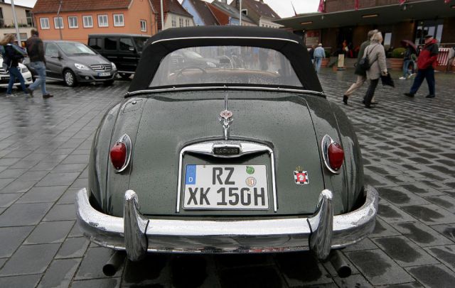 Die formschöne Heckansicht des Jaguar XK 150 – am Eckernförder Museumshafen aufgenommen Die formschöne Heckansicht des Jaguar XK 150 – am Eckernförder Museumshafen aufgenommen