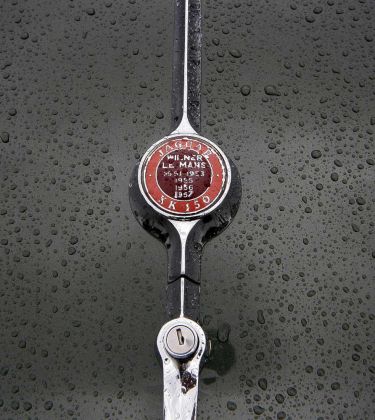 Die Le Mans Rennerfolge 1955 – 1956 – 1957 ...sind auf der Jaguar XK 150 Heckklappe verewigt Die Le Mans Rennerfolge 1955 – 1956 – 1957 ...sind auf der Jaguar XK 150 Heckklappe verewigt