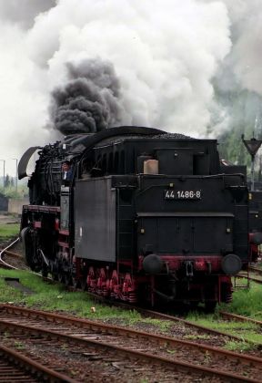 Traditionsbahnbetriebswerk Staßfurt - die schwere Güterzug-Dampflokomotive 44 1486 unter Volldampf Traditionsbahnbetriebswerk Staßfurt - die schwere Güterzug-Dampflokomotive 44 1486 unter Volldampf