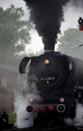 Traditionsbahnbetriebswerk Staßfurt - die schwere Güterzug-Dampflokomotive 44 1486 unter Volldampf Traditionsbahnbetriebswerk Staßfurt - die schwere Güterzug-Dampflokomotive 44 1486 unter Volldampf