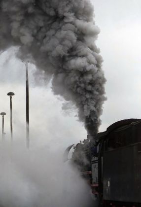 Traditionsbahnbetriebswerk Staßfurt - die schwere Güterzug-Dampflokomotive 44 1486 unter Volldampf