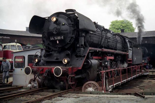 Traditionsbahnbetriebswerk Staßfurt - die Dampflokomotive 44 1486 auf der Drehscheibe Traditionsbahnbetriebswerk Staßfurt - die Dampflokomotive 44 1486 auf der Drehscheibe