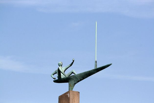 Landeshauptstadt Kiel -  Skulptur Der Segler von Karlheinz Goedtke am Kieler Hafen