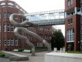 Seewind, die Skulptur aus aneinander geschweißten Stahlröhren an der Stadtbücherei Kiel