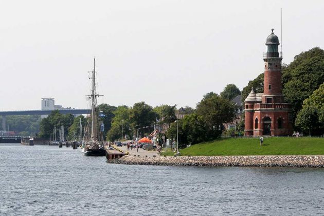 Der historische Leuchtturm am Nord-Ostsee-Kanal in Kiel-Holtenau