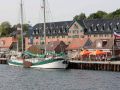 Kiel-Holtenau - ein historischer Segler vor dem Kanalpackhaus