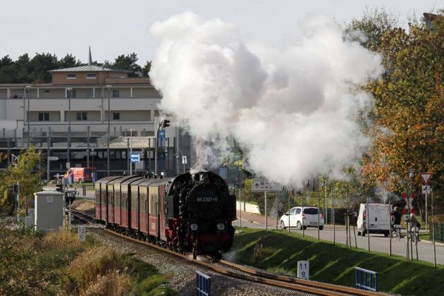 Mecklenburgische Bäderbahn Molli - der Zug mit der Dampflok 99 2321-0 beim Anstieg nach Kühlungsborn-Fulgen