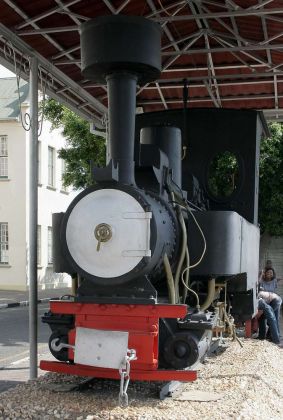 Die Dampflok 154 A, eine Illing-Dampflokomotive von Henschel vor dem Transnamib Museum, Windhoek