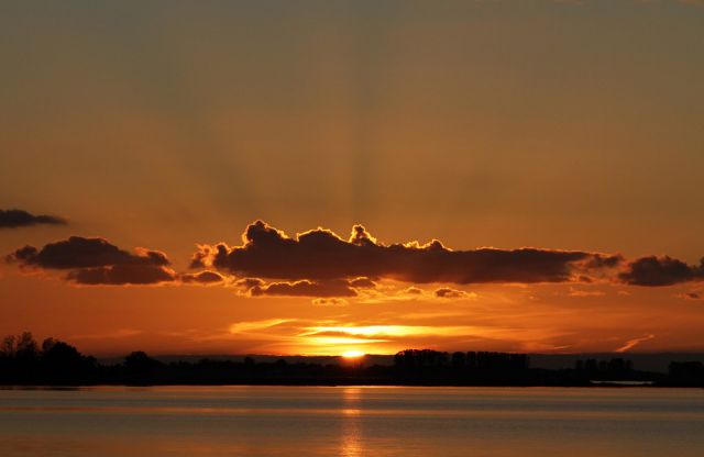 Sonnenuntergang am Bodstedter Bodden - mit MS Bültenkieker auf abendlicher Kranichtour Sonnenuntergang am Bodstedter Bodden - mit MS Bültenkieker auf abendlicher Kranichtour