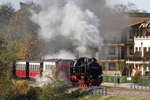 Mecklenburgische Bäderbahn Molli - der Zug mit der Dampflok 99 2323-6 vor der in Kühlungsborn-Ost vor dem Anstieg nach Kühlungsborn-Fulgen