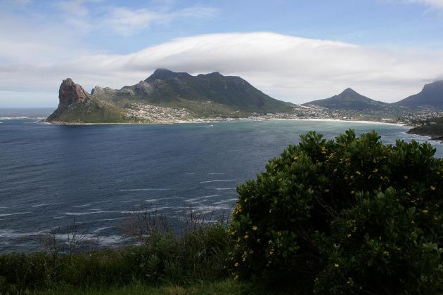 Blick auf Hout Bay vom Chapman’s Peak Drive zwischen Hout Bay nach Noordhoek auf der Kap-Halbinsel südlich von Kapstadt