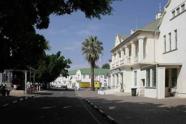 Bahnhofsvorplatz und historisches Bahnhofsgebäude - Windhoek