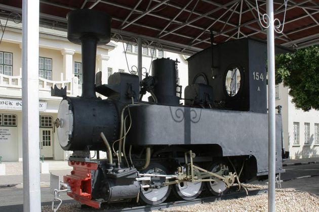 Dampflokomotive aus deutscher Koloniealzeit vor dem historischen Bahnhofsgebäude - Windhoek