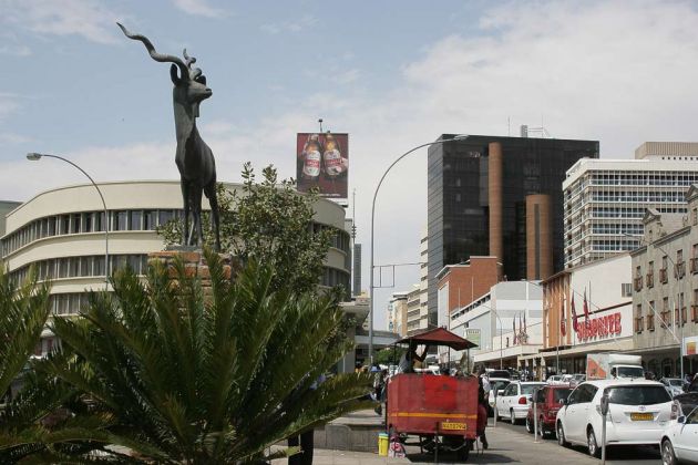 Die Kudu Statue vor dem High Court an der Ecke Independence Avenue und John Meinert Street - Windhoek Die Kudu Statue vor dem High Court an der Ecke Independence Avenue und John Meinert Street - Windhoek