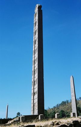 Die Stele des Ezana im Stelenpark von Axum - stehende Stockwerk-Stele Nr. 3