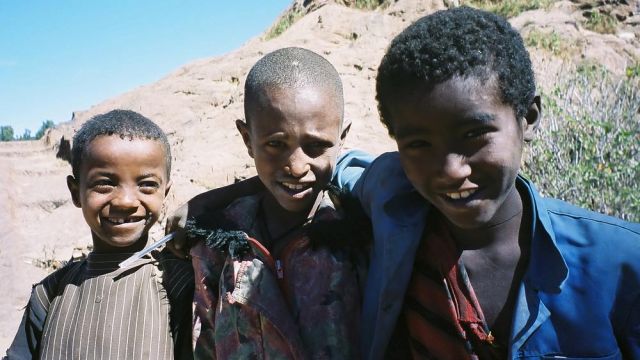 Äthiopische Kinder am Bad der Königin von Saba - Axum, Äthiopien
