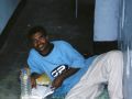 Kat kauender junger Mann im Tewodros Hotel - Harar, Äthiopien