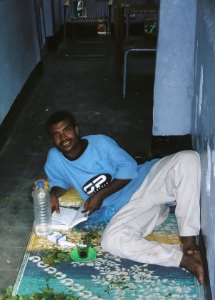 Kat kauender junger Mann im Tewodros Hotel - Harar, Äthiopien Kat kauender junger Mann im Tewodros Hotel - Harar, Äthiopien