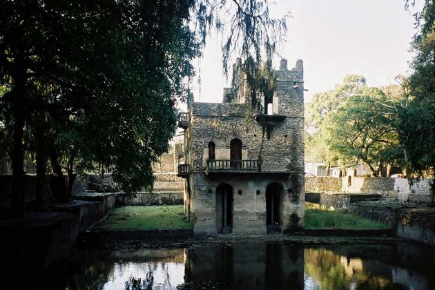 Gondar, die alte Kaiserstadt - das Bad des Fasilidas im Tal des Kaha-Flusses Gondar, die alte Kaiserstadt - das Bad des Fasilidas im Tal des Kaha-Flusses