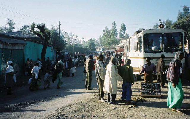 Kaffeepause auf dem Weg von Weldiya zur Danakil-Ebene, Äthiopien mit öffentlichen Verkehrsmitteln Kaffeepause auf dem Weg von Weldiya zur Danakil-Ebene, Äthiopien mit öffentlichen Verkehrsmitteln