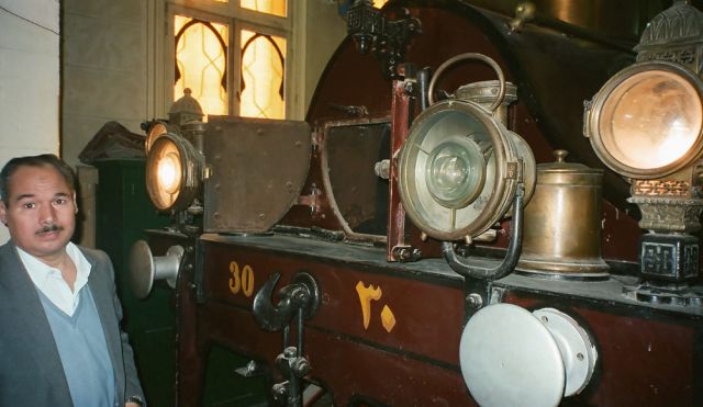 Unser persönlicher Museumsführer vor der Stephenson-Dampflok No. 30 - Eisenbahnmuseum Kairo