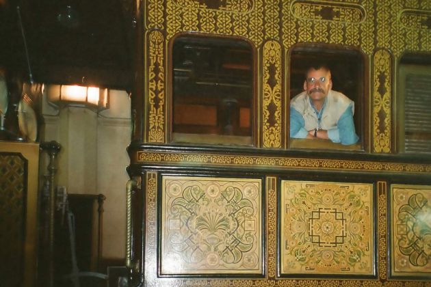 Unser Autor Helmut Möller im Salonwagen des ägyptischen Vizekönigs Muhammad Said, fotografiert von seinem Museumsführer - Eisenbahnmuseum Kairo