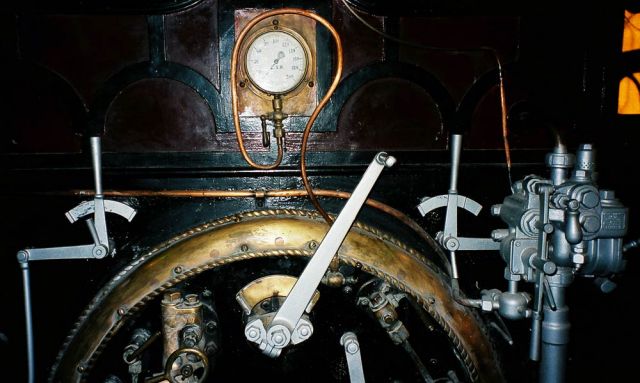 Der Führerstand der Stephenson-Dampflok No. 30 im Eisenbahnmuseum Kairo