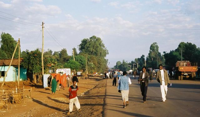 Übernachtungsstop zwischen Addis Abeba und Bahir Dar - Menschen unterwegs in Äthiopien
