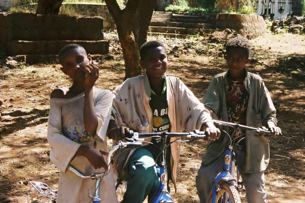 Kinder nahe des Nil-Ufers bei Bahir Dar - Menschen unterwegs in Äthiopien
