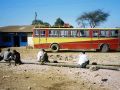 Busstop vor Bahir Dar - Menschen unterwegs in Äthiopien