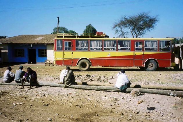 Busstop vor Bahir Dar - Menschen unterwegs in Äthiopien
