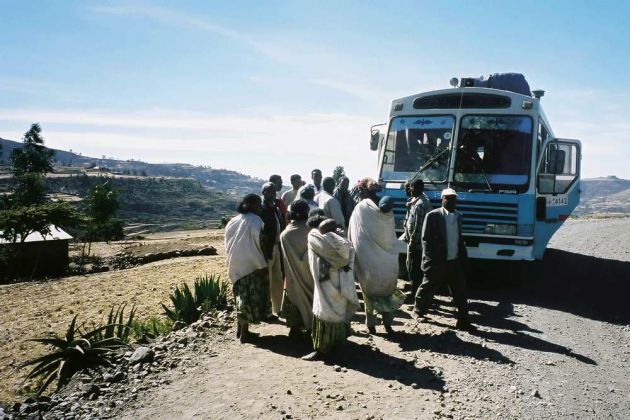 Stop nach Steinwurf auf unseren Reisebus nördlich von Gondar - Menschen unterwegs in Äthiopien
